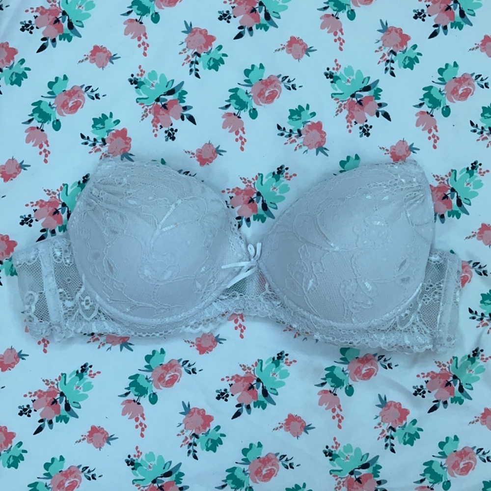 White lace strapless bra